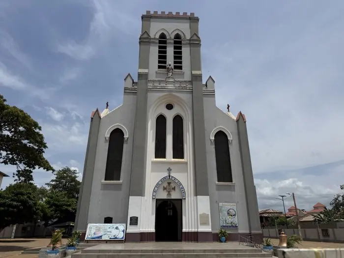 Façade et clocher de la basilique de Ouidah au Bénin.
