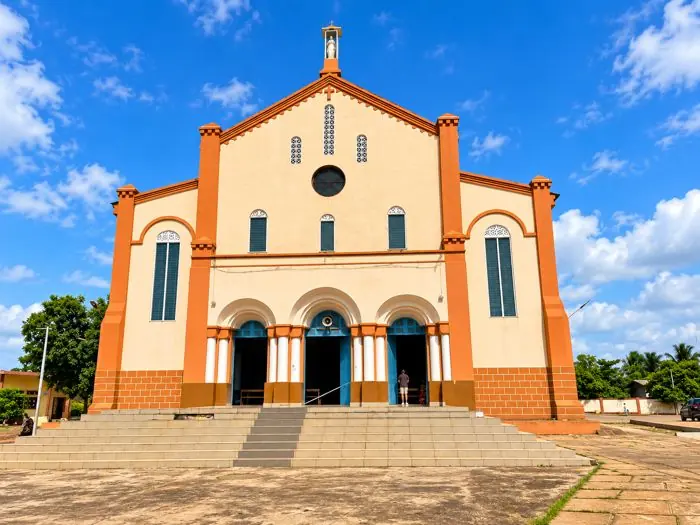 Façade d’une église aux tons orange et crème à Porto-Novo.