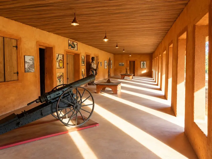 Galerie d’exposition avec un canon ancien et des objets historiques à Abomey.