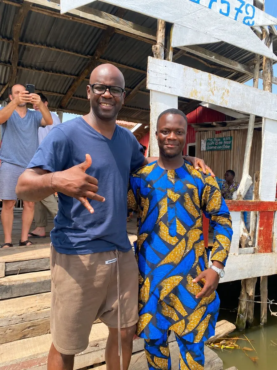Lilian Thuram à Ganvié avec Théophile, guide de Visit Ganvié Tourism.