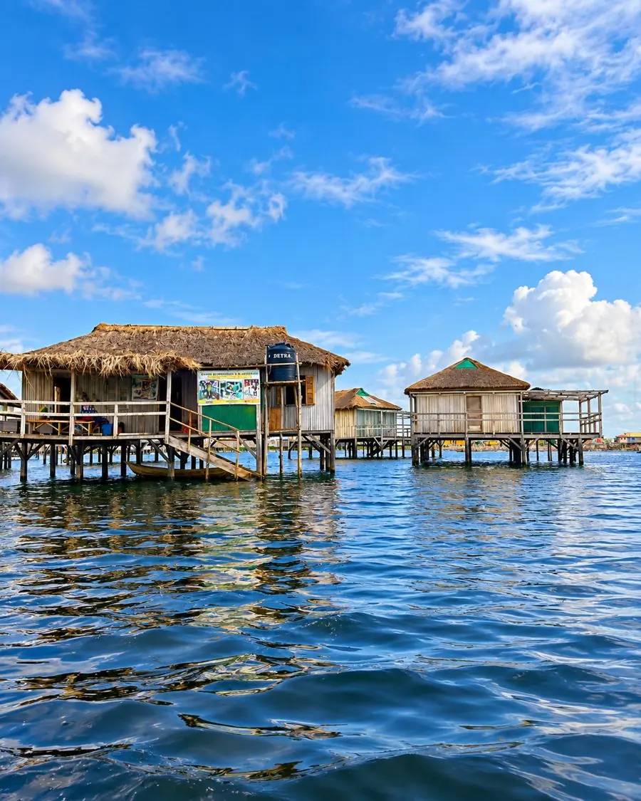 Maisons sur pilotis aux toits de chaume à Ganvié, sur le lac Nokoué au Bénin.