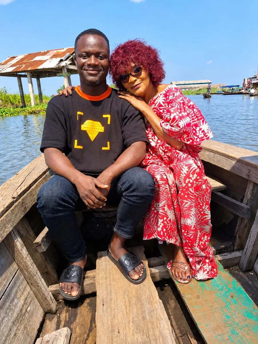 Monique Séka et Théophile dans une pirogue à Ganvié.