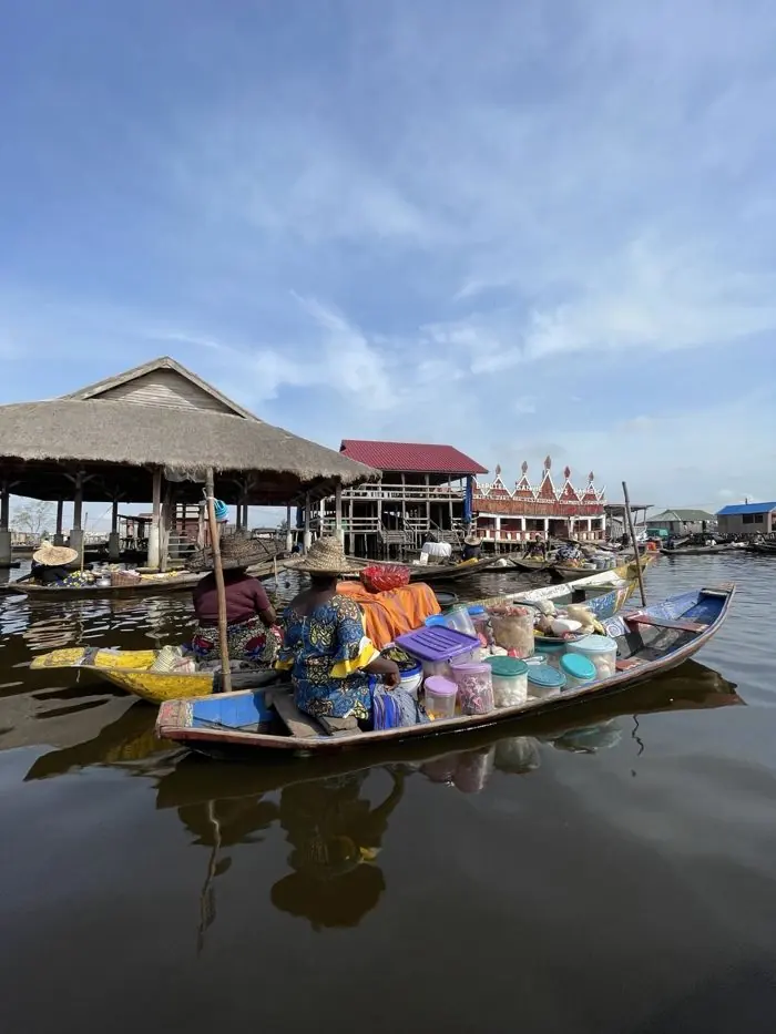 Vendeuses en pirogue chargée de marchandises au marché flottant de Ganvié.